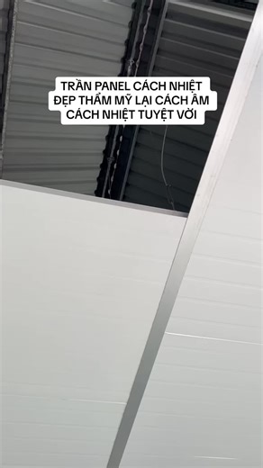 Làm trần bằng tấm PANEL CÁCH NHIỆT đẹp thẩm mỹ lại có ưu điểm cách âm cách nhiệt rất tuyệt vời, bề mặt là tôn sơn tĩnh điện màu trắng sữa rất trắng sáng sạch sẽ, không thấm hút nước không bị ẩm mốc xỉn màu. Tấm nhẹ có khả năng chịu lực tiết kiệm được khung sắt, rất dễ lắp đặt thi công nhanh, khổ tấm lớn chiều dài tấm sản xuất theo kích thước trần giảm tối đa phần hao hụt hoặc phải nối tấm. Tấm PANEL CÁCH NHIỆT được rất nhiều Quý Anh Chị Khách Hàng sử dụng làm trần nhà xưởng, trần nhà ở dân dụng.