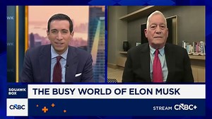 🔥 Walter Isaacson 提出一个值得认真思考的判断：未来 $TSLA 和 SpaceX 有可能走向整合。这并不是一个单纯的“合并猜想”，而是基于当前已经发生的一系列协同现象。首先，业务层面已经出现明显重叠。Terafab 项目本质上是围绕 AI 算力与制造体系的整合工程，$TSLA、SpaceX 以及 xAI 在其中存在交叉协作。同时，Elon Musk 长期在不同公司之间调配工程师，这种资源流动已经更接近“统一团队”而非独立公司运作。再加上 AI 方向的集中推进，这些都在弱化公司之间的边界。其次，从战略角度看，这种整合逻辑正在变得更合理。自动驾驶、机器人、卫星通信以及 AI 算力，本质上都属于同一条技术链条。如果分别发展，每个项目都需要独立融资与资源配置；但如果整合在同一体系内，资金效率与技术协同都会明显提升。随着项目规模不断扩大，这种集中化的需求会越来越强。真正需要关注的不是“是否会合并”，而是这种趋势正在改变市场如何理解 $TSLA。过去市场用车企框架去定价，但如果未来业务逐步融合为一个涵盖 AI、算力、出行与基础设施的系统，那么原有的估值模型就会失效。当然，这一设