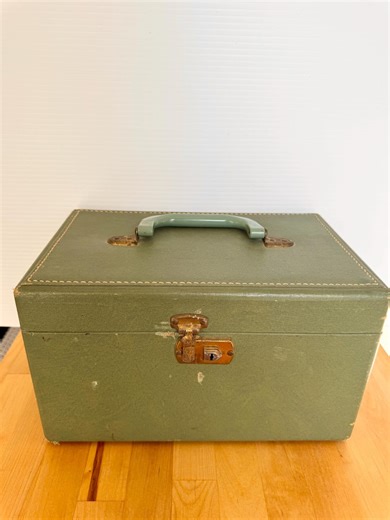 Vintage Green Mid Century Train Case, Cardboard and Plastic - Etsy