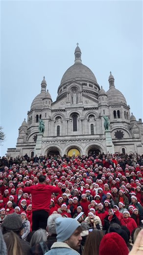 𝑺𝒂𝒏𝒅𝒓𝒂 𝑪𝒂𝒓𝒅𝒐𝒔𝒐 on Instagram: "La chorale le Coeur du Sud sur les marches de la basilique du Sacré-Coeur The “Cœur du Sud” choir on the steps of the Sacré-Cœur Basilica #montmartre #basiliquedusacrecoeur #noelparis #chorale"