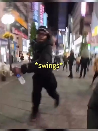 🇯🇵 A Japanese streamer shows a video of Nigerian scammers attacking people in Japan and says "We should bring the yakuza back.. Japan would be better off without those... I'm joking! I swear I'm joking!".He knows how to not get banned. 😅