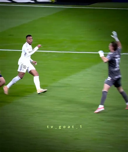 How did Mbappé miss this chance? 😭😭
