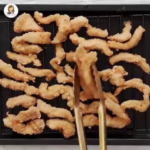 Easy Crispy Chilli Chicken recipe, with spicy-sweet, honey chilli sauce. Recipe ▶ https://khinskitchen.com/crispy-chilli-chicken/ | Khin's Kitchen