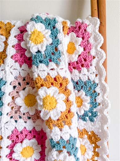Flower Granny Squares: A Free 3D Daisy Blanket Pattern!