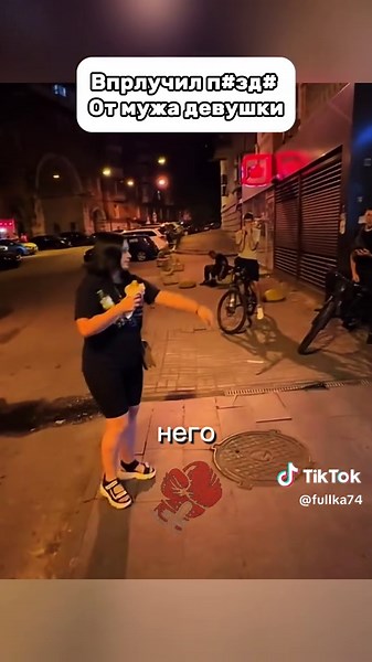 日本利用压电瓷砖将脚步转化为电能。这些瓷砖捕捉来自你脚步的动能。当你行走时，你的重量和动作会对瓷砖产生压力。瓷砖会轻微弯曲，从而产生机械应力。瓷砖内部的压电材料将这种应力转化电能。每一步都会产生少量电荷，而数百万步结合在一起就能产生足够的电力来驱动 LED灯、数字显示屏和传感器。在像涩谷车站这样繁忙的地方，每天大约有240万个脚步为这一系统作出贡献。这些电能可以被储存或立即使用，从而减少对传统电力来源的依赖，并支持可持续的城市基础设施。这种方法将日常运动转化为实用的可再生能源