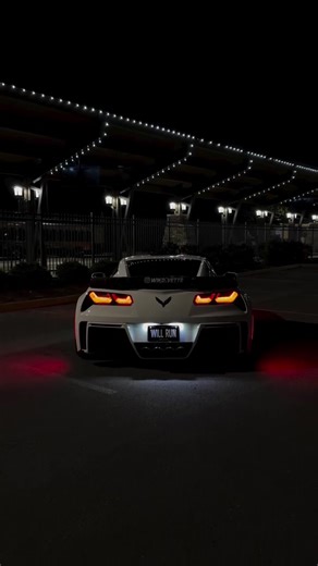 Stunning C7 Z06 Corvette Revving Sounds and Looks