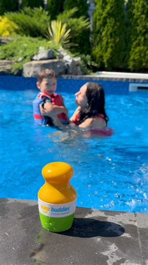 Esra | Sunscreen struggles with kids? Not anymore! ☀️💚 The @solarbuddies Sunscreen Applicator makes applying sunscreen quick, mess-free, and even... | Instagram