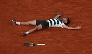 Carlos Alcaraz wins epic French Open, outlasts Jannik Sinner in 5 sets for title