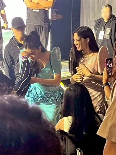 please include this as a reason to love and stan Mable & Pangjie more. they went down the stage to greet the fans in a wheelchair. and in here in the first clip, video courtesy of gigilbear she taught them the