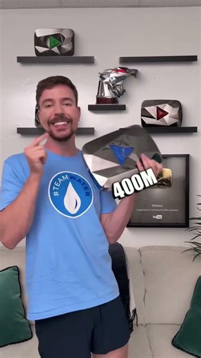 He is holding the best #YouTube Creator Awards! 😳💸🥹 #mrbeast #funny #ishowspeed #viral