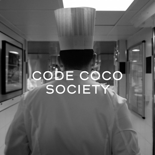 Sur les pas de Gabrielle Chanel, elles sont au Ritz comme à la maison : découvrez CODE COCO Society. Alma Jodorowsky, Alice Dellal, Soo Joo Park et Nozomi Iijima jouent avec les codes iconiques CHANEL en portant la dernière création horlogère de la Maison : CODE COCO NOIRE. #CHANELWatches | CHANEL
