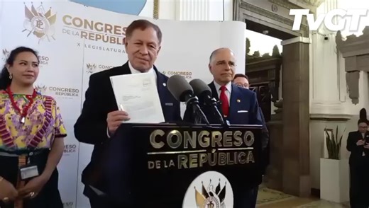 PRESENTAN INICIATIVA PARA REFORMAR EL RECURSO DE CASACIÓN EN EL PROCESO PENAL ⚖️📜 El Magistrado de la CSJ, René Girón, y el Presidente del Congreso, Carlos Contreras, presentaron este jueves una iniciativa de ley que busca reformar el Código Procesal Penal (Decreto 51-92). ¿En qué consiste la propuesta? El objetivo principal es que el recurso de casación sea conocido y resuelto de forma definitiva por la Corte Suprema de Justicia, evitando que los procesos pasen de manera automática a la Corte 