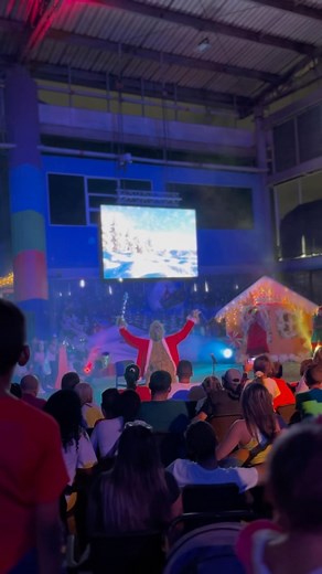 ¡Celebremos la magia de la Navidad juntos en nuestro Family Party Show! Únete a nosotros para una noche llena de alegría, música festiva y momentos inolvidables. La diversión navideña está garantizada. ¡Te esperamos con los brazos abiertos para compartir la felicidad de la temporada!” | Family Party