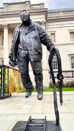 Street Acting with public interaction and reactions 26. #floating #performer #art #work