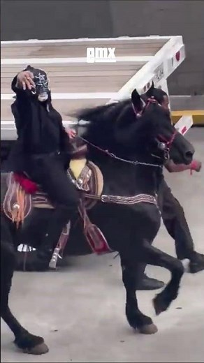Penta rozó el título pero Roman Reigns retiene en la Arena Ciudad de México