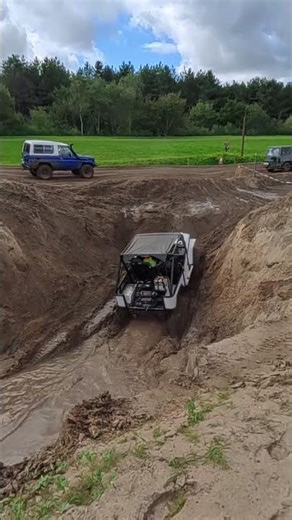 BJ40 Shows How It’s Done – Smooth & Easy Escape!