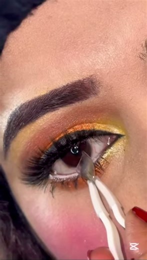 How to Safely Remove Contact Lenses