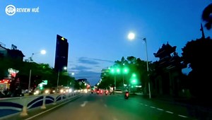 429K views · 27K reactions | “Ba không hề nói rằng vì tiền khó kiếm mà không kiếm, mẹ không hề nghĩ rằng vì sinh con khó khăn mà không sinh. Cho nên tôi cũng không có tư cách nói rằng mệt rồi thì sẽ không nỗ lực nữa…” - - - © ReviewHue vui lòng không reup! #ReviewHue | Review Huế | Facebook