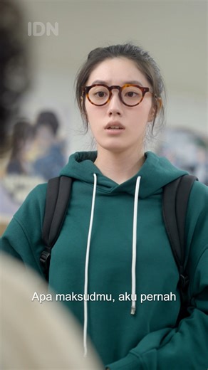 🎥: Drama "Menulis Ulang Takdir" episode 1 | Sebagai penulis novel romantis, siapa sangka ternyata Neva tidak punya pengalaman dalam berpacaran. Hal ini pun membuatnya kesulitan dalam menulis adegan romantis untuk novelnya. Nonton drama pendek di IDN App! #IDNApp #NONTONDramaPendek #Drama #Series #DramaKorea | IDN App