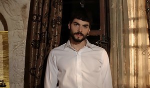 Chi è Akın Akınözü, Miran Aslanbey in Hercai - Amore e vendetta? Tutto sull'attore e sul personaggio della soap turca.