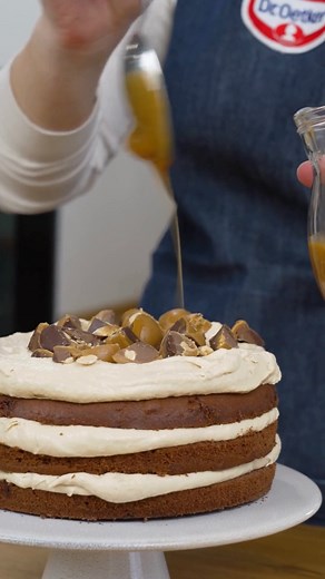 Karamelltorte: Einfach & unwiderstehlich! 🍰🫶🏻 Für die Springform (Ø 18 cm) Backpapier Zutaten Für die Springform (Ø 18 cm) All-in-Teig 9 Toffifee® (75 g) 150 g Weizenmehl 2 EL Dr. Oetker Kakao 2 gestr. TL Dr. Oetker Original Backin 75 g weiche Butter oder Margarine 75 g Zucker 1 Pck. Dr. Oetker Vanillin-Zucker 1 Pr. Salz 2 Eier (Größe M) 75 ml Milch Füllung 1 Pck. Dr. Oetker Paradiescreme Sahne-Karamell-Geschmack 400 g kalte Schlagsahne Zum Verzieren 6 Toffifee® etwas Karamellsoße Zubereitung