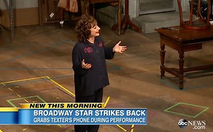 女王行为！这才是剧院：百老汇传奇Patti LuPone演出中途没收观众手机、驱逐拍照观众【中字】