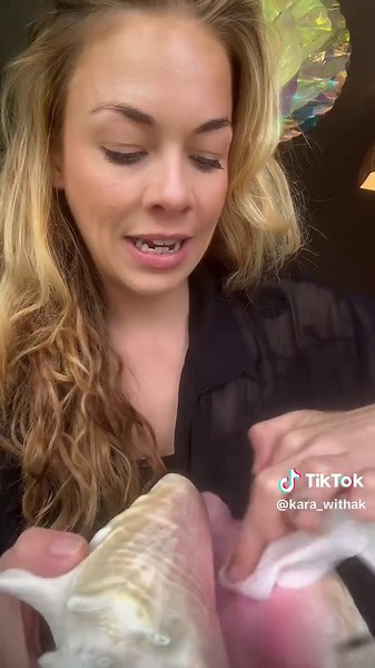 I finally have my dream conch shell.. she is gorgeous, pink and a whole vibe 🐚 🧜🏼‍♀️ 🪸✨ #conchshell #fyp #fyppp #shell #pinkshell #pink #mermaidvibes #shells #happy