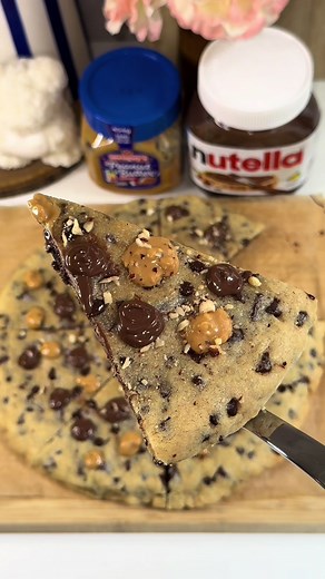 Delicious XL Cookie Pizza Recipe: Easy and Quick