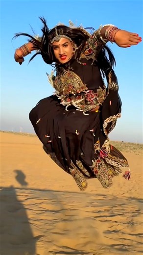 Bhumi yadav on Instagram: "क्या आपने ऐसा नागिन डांस देखा है ?"