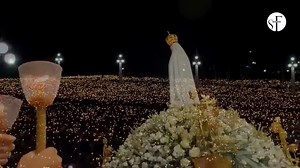 A presença na Peregrinação Internacional Aniversária de maio no Santuário de Fátima é sempre emocionante. O encontro de milhares de peregrinos nos dias 12 e 13 de maio faz memória da primeira aparição de Nossa Senhora aos três Pastorinhos e do pedido então feito: “Rezem o terço todos os dias, para alcançarem a paz para o mundo e o fim da guerra”. A isso convida o programa que aguarda os peregrinos na Cova da Iria. Saber mais: https://www.fatima.pt/pt/news/o-cardeal-juan-jose-omella-arcebispo-de-
