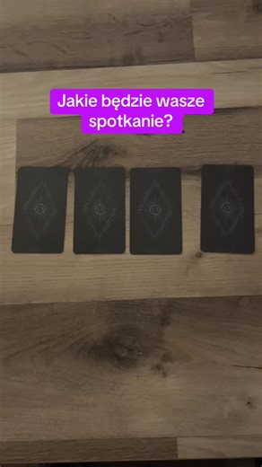 Król Buław On będzie w roli lidera: pewny siebie, inicjatywny, z iskrą. Będzie chciał zrobić wrażenie i trzymać kontrolę. Dla ciebie to vibe: „ogarnięty, obecny, wie, czego chce przynajmniej na ten wieczór”. 3 Miecze odwrócone To karta łagodzenia napięcia. Bez trudnych rozmów, bez rozgrzebywania tematów. Raczej: „nie psujmy klimatu”. Ale uwaga – to nie uzdrowienie, tylko chwilowe zaklejenie emocji. 4 Denary Tu jest cała prawda. On trzyma dystans emocjonalny. Ciepło będzie, bliskość też, ale nie 