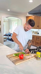 576K views · 10K reactions | I understand that we don’t always have time to make dog or cat shaped sandwiches… But there are special occasions that absolutely call for me to test my amateur culinary expertise skills and make my kids a fun lunch they’ll remember! Happy first day of school to all of the kids out there, and congrats to all of the parents for making it through summer, I hope you had a blast!! #lunch #dogsandwich #catsandwich | DadSocial | Facebook