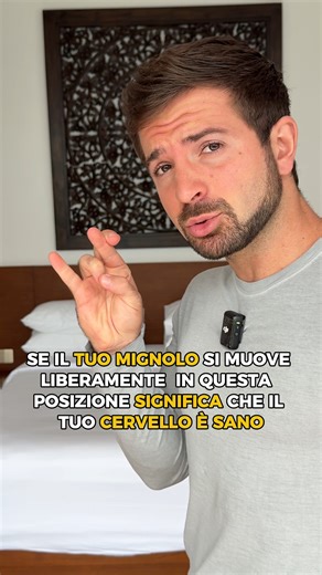 🧠 Se il tuo mignolo si muove liberamente in questa posizione, è un buon segno: il tuo cervello è sano! Fai questo esercizio per 30 secondi al giorno: stimola la neuroplasticità, migliora la coordinazione e può aiutare a prevenire l’Alzheimer. Ma attenzione: il vero nemico della salute mentale è lo stress cronico. Il tuo corpo, sotto stress continuo, produce cortisolo, l’ormone dello stress, che a lungo andare: ❌ Danneggia i neuroni (soprattutto quelli legati alla memoria) ❌ Riduce la neuroplast