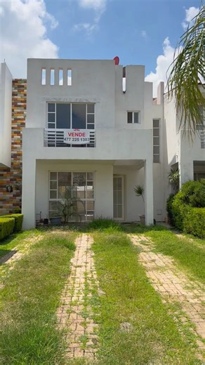 Hermosa casa en venta en León, Gto. 🤩 Privada de la Ciénega muy cerca de Parque Los Cárcamos, zona Poniente de la ciudad. ⚪️ 3 recámaras ⚪️ 1 cuarto de servicio ⚪️ Sala - comedor - cocina (muy amplios) ⚪️ 3 baños 1/2 ⚪️ Patio muy grande. ⚪️ Cochera para dos autos. ⚪️ Sala para TV. ⚪️ Superficie 159 mts2 ✅ Precio: 2,500,000 (a negociar) Informes con la Sra. Patricia Pedrajo 📞 477-225-1303 | Rincones