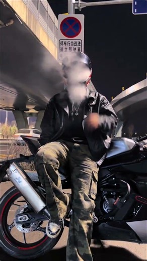 Sister,I need to check your license plate.#MaleMotorcycleYifan#YourMotorcycleBoyfriend#HelmetSmoking