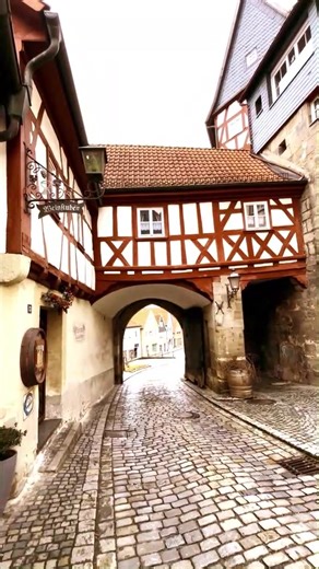 🏰✨ Kronach – eine der schönsten Städte im Frankenwald. Historische Gassen, beeindruckende Fachwerkhäuser und die majestätische Festung Rosenberg machen Kronach zu einem Ort voller Geschichte und besonderer Atmosphäre. Beim Spaziergang durch die Altstadt fühlt man sofort den Charme dieser einzigartigen Stadt. Nur wenige Minuten von unseren Frankenwald Chalets entfernt erwartet dich eine perfekte Mischung aus Natur, Kultur und echter fränkischer Lebensart. Erkunde die Altstadt, genieße regionale 