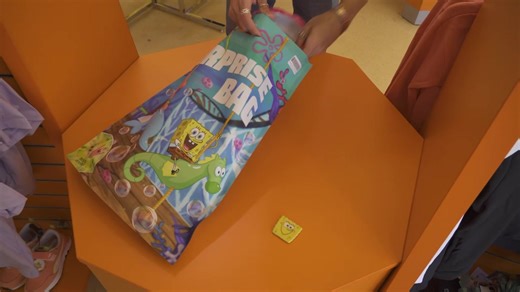 2.1K views · 14 reactions | ¿Te gustan las sorpresas?  Por sólo 10€ consigue las bolsas sorpresa de #Nickelodeon  ¡Vas a flipar! 朗 Hazte con la tuya en la Nickelodeon Shop o en la Tienda Principal 殺 | Parque de Atracciones | Facebook