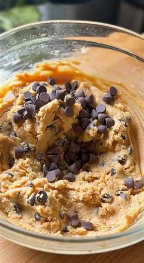 Peanut Butter Chocolate Chip Cookie Bites Ingredients 1 cup (2 sticks) unsalted butter, softened ¾ cup granulated sugar ¾ cup packed light brown sugar 2 large eggs 1 tablespoon pure vanilla extract 2½ cups all-purpose flour 1 teaspoon baking soda 1 teaspoon fine sea salt 2 cups semi-sweet chocolate chips 1½ (3.5 oz) packages Reese’s Mini Peanut Butter Cups, unwrapped Instructions Prep: Preheat oven to 350°F (175°C). Lightly grease a 24-cup mini muffin tin or line with paper liners. Cream base: I