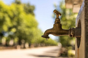 How to Turn Off an Outside Water Faucet With a Safety Valve