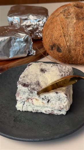 Igor Rocha on Instagram: "Bolo gelado de prestígio 🥥 Massa: 4 ovos 200 mls de leite 100 mls de óleo ( no vídeo não gravou) 1 e 1/2 xícara de açúcar 3 colheres de sopa bem cheias de chocolate em pó 50% 2 xícaras de farinha de trigo 1 colher de sopa de fermento em pó 1 colher de chá de bicarbonato de sódio( entra junto com o fermento) 1 colher de cha de essência de baunilha ( opcional) Modo de preparo no vídeo! Eu untei uma forma retangular média com manteiga e chocolate em pó e despejei a massa,