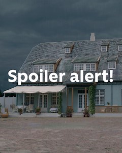 Pssst... der flytter en gæst fra fortiden ind på værelse 8. 👀🤫 Se kun denne video, hvis du vil have en forsmag på søndagens afsnit - ellers se med igen søndag 24. marts på TV 2 Play og 20.00 på TV 2. | Badehotellet