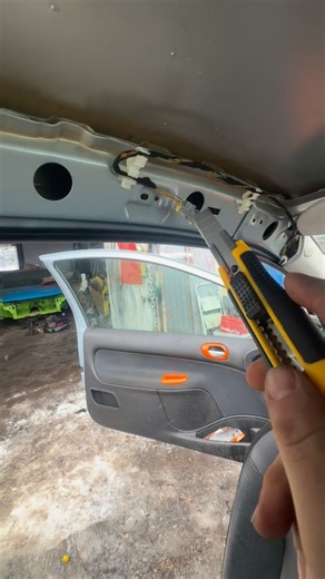 Speed_casse on Instagram: "⚡ Toujours se repérer avec du scotch sur les prises du faisceau ⚡… sinon tu vas t’emmerder. #GarageLife #CarMods #RoulageSafe #Tuning #Organisation"