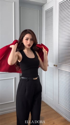 Blazer đỏ nổi bật kết hợp outfit đen tối giản tạo nên tổng thể cuốn hút khó rời mắt. Một set đồ “mặc vào là khí chất tăng gấp đôi” — chỉn chu để đi làm, nổi bật để gặp gỡ. | Ella Dora