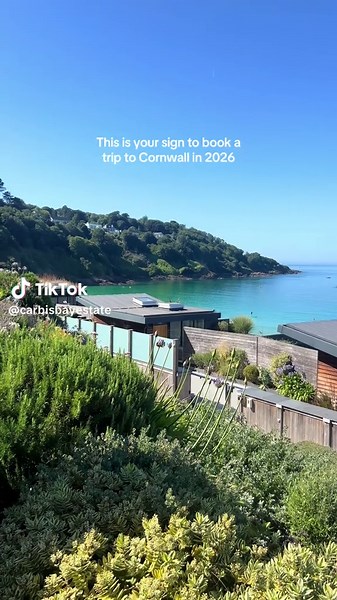 This is your sign to book a summer vacation at Carbis Bay Estate, Cornwall in 2026🍹🌞✨ Places to eat: Walter’s on the Beach: cocktail bar & restaurant🍤🍸, the Beach Club: dog friendly restaurant🐶, The Deli on The Promenade: for delicious coffee, pastries and homemade cakes🥐☕️, The Orangery Restaurant: for delicious British classics🍽️ Places to visit: Spa day and treatments at the C Bay Spa 🧖🏼‍♀️, walk the South West Coastal Path, visit neighbouring towns and villages including St Ives, Pe
