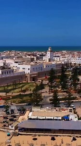 SAFI ✨🌊☀️✨ Là où la mer rencontre la porcelaine et l'histoire Le cœur lourd, dans la ville qui respire le sel et l'art, nous visitons la frontière de la terre qui allie la mer, la mémoire et l'antiquité de l'industrie traditionnelle. Safi, connue pour sa porcelaine fine qui orne les foyers marocains depuis des générations, est aussi une destination de goût et de générosité. Dans l'épisode d'aujourd'hui de l'émission Heritage, nous allons en cuisine pour préparer un plat à partir de leurs fruits