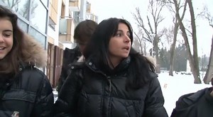 499K views · 261 shares | Vincent travaille dans un secteur lié à l'organisation de la coupe d'Europe de football 2012. À cause de sa mutation, lui, sa femme et leurs trois enfants doivent quitter la France pour la Pologne pendant un an et demi. Sa femme, Estelle, n'est pas vraiment enthousiasmée par ce déménagement, car il lui est difficile de s'adapter à ce nouveau pays, surtout qu'aucun membre de la famille ne parle ni ne comprend le polonais. | C'est la vie | Facebook