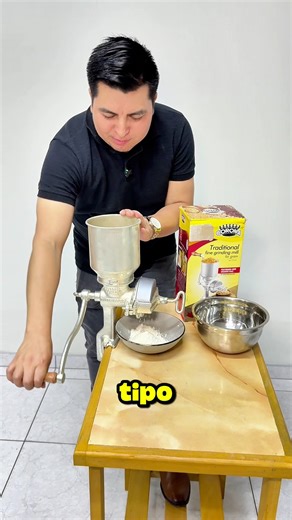 ✨ ¡Molino manual corona original! ideal para moler todo tipo de granos secos verdes y húmedos 🏡🌽 ✨ ¿Sueñas con transformar granos en harina fresca y nutritiva en segundos? ¡Deja de soñar! Te presento al invencible Molino Corona Original, fabricado en Colombia con garantía de 5 años. 🛡️ Olvídate del óxido: su estructura está bañada en estaño y su tolva es de acero inoxidable para durar toda la vida. El corazón es de hierro fundido indestructible. 💪 ¡Muele ABSOLUTAMENTE TODO! Desde maíz para t