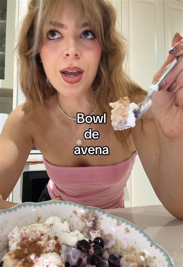 Bowl de avena con toppings: snack de tarde bajo en calorías