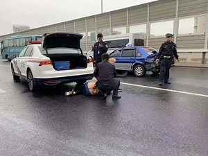 【RARE inside view】ShangHai police highspeed chase fake taxi on Slippery road