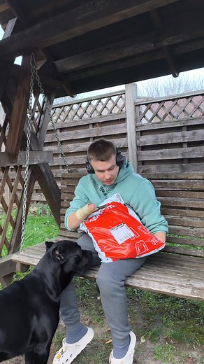 Подарували sandbag, атрибут із кроссфітерської категорії. Універсальна річ для тренувань. Треба тепер тільки пісок висушити і засипати. Кілограм 50 буде якраз в міру. Нагадую про лайки і поширення. Дякую за презент 🦾🫶 #crossfit #sport #training #recovery #unpacking | Evgeniy Nikolayevich